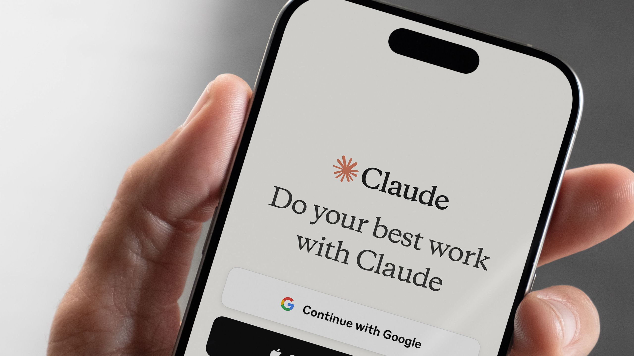 رابط کاربری Claude روی تلفن همراه با صفحه ورود به حساب کاربری