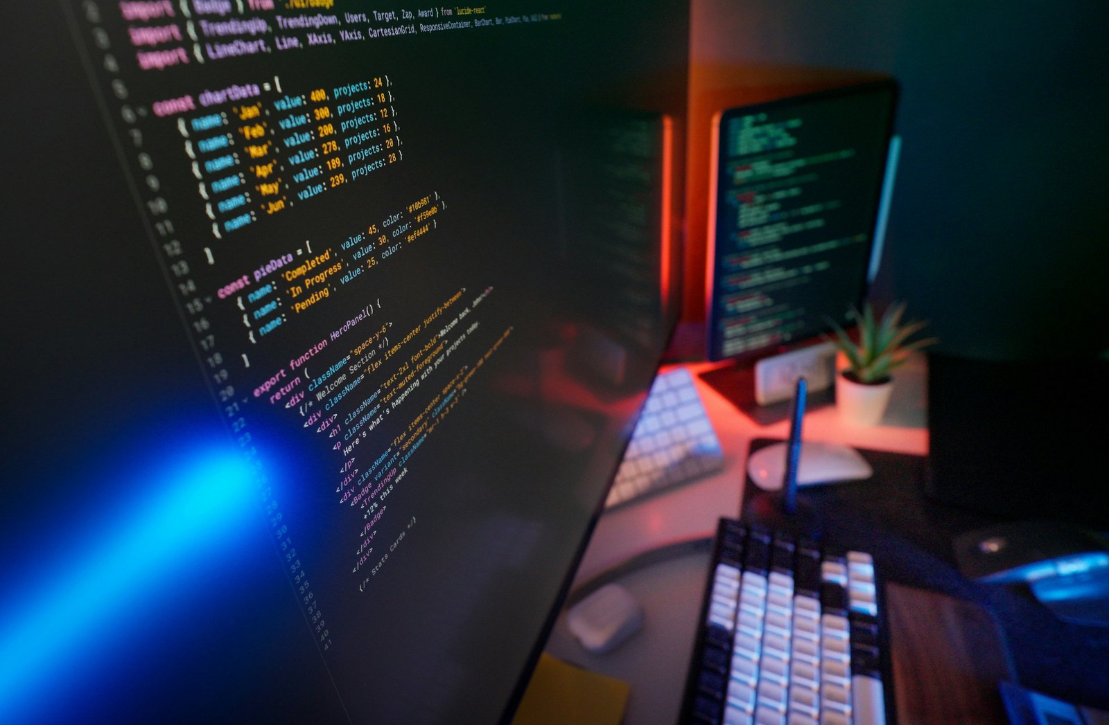 نمایشگر کامپیوتر با کد برنامهنویسی در یک میز کار توسعهدهنده نرمافزار