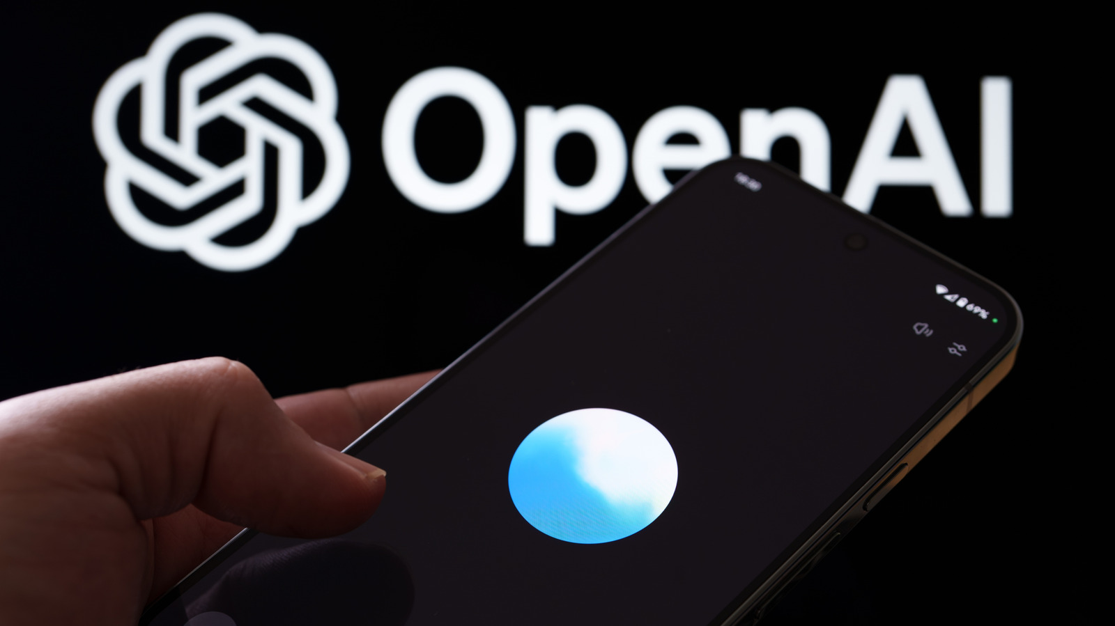 رابط مکالمه صوتی ChatGPT Voice روی گوشی در کنار لوگوی OpenAI