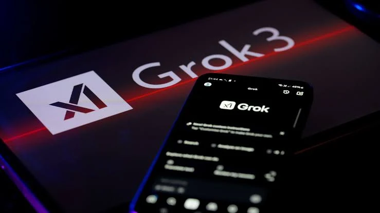 نمای تلفن هوشمند با برنامه Grok در مقابل نوشته Grok 3 و نشان xAI