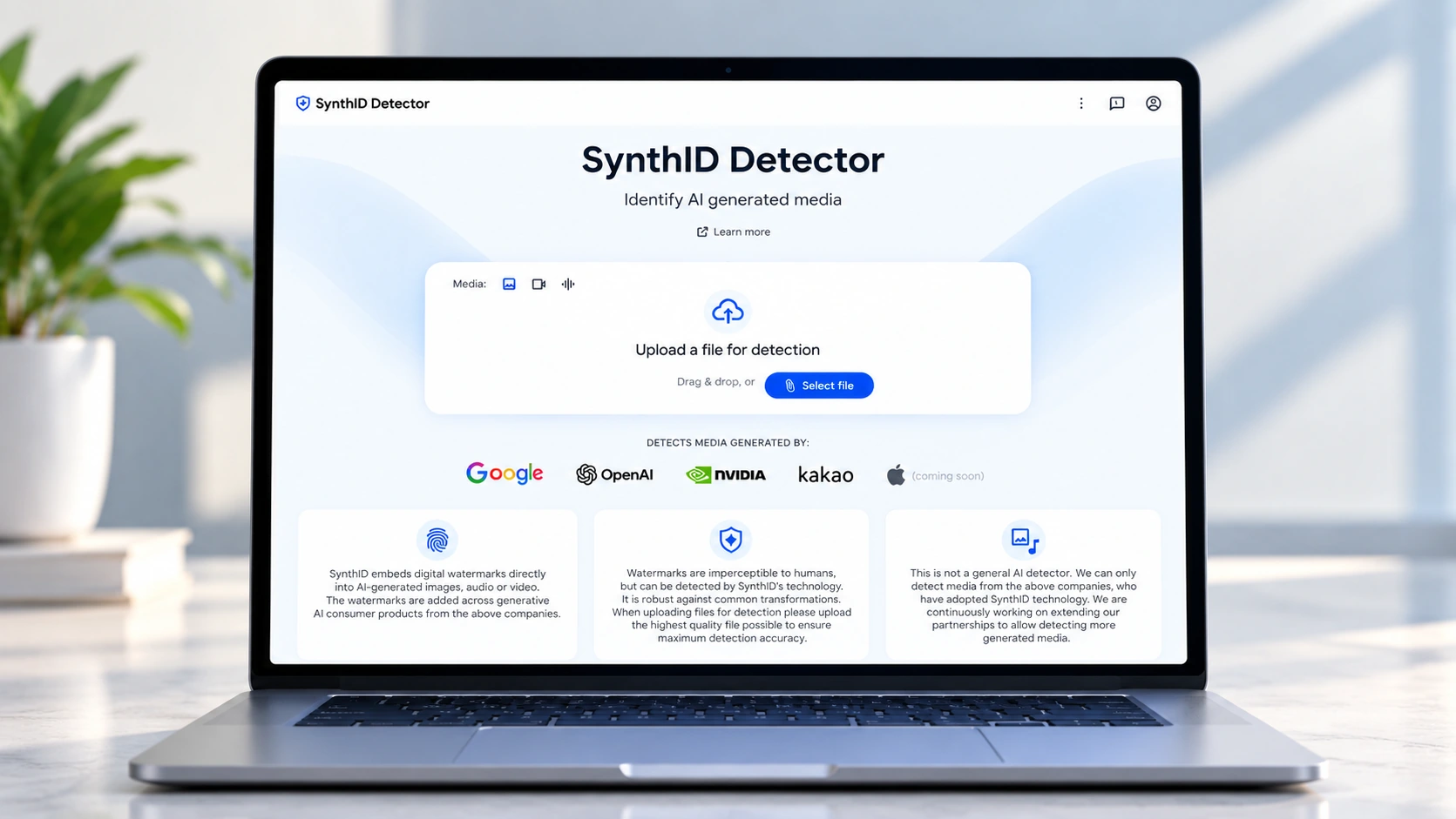 صفحه وب SynthID Detector روی نمایشگر لپتاپ با بخش بارگذاری فایل و گزینههای تصویر، ویدیو و صدا