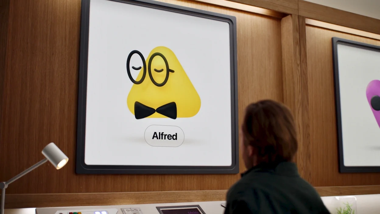 شخصیت Alfred یکی از نمونه‌های OpenAI Dots روی نمایشگر