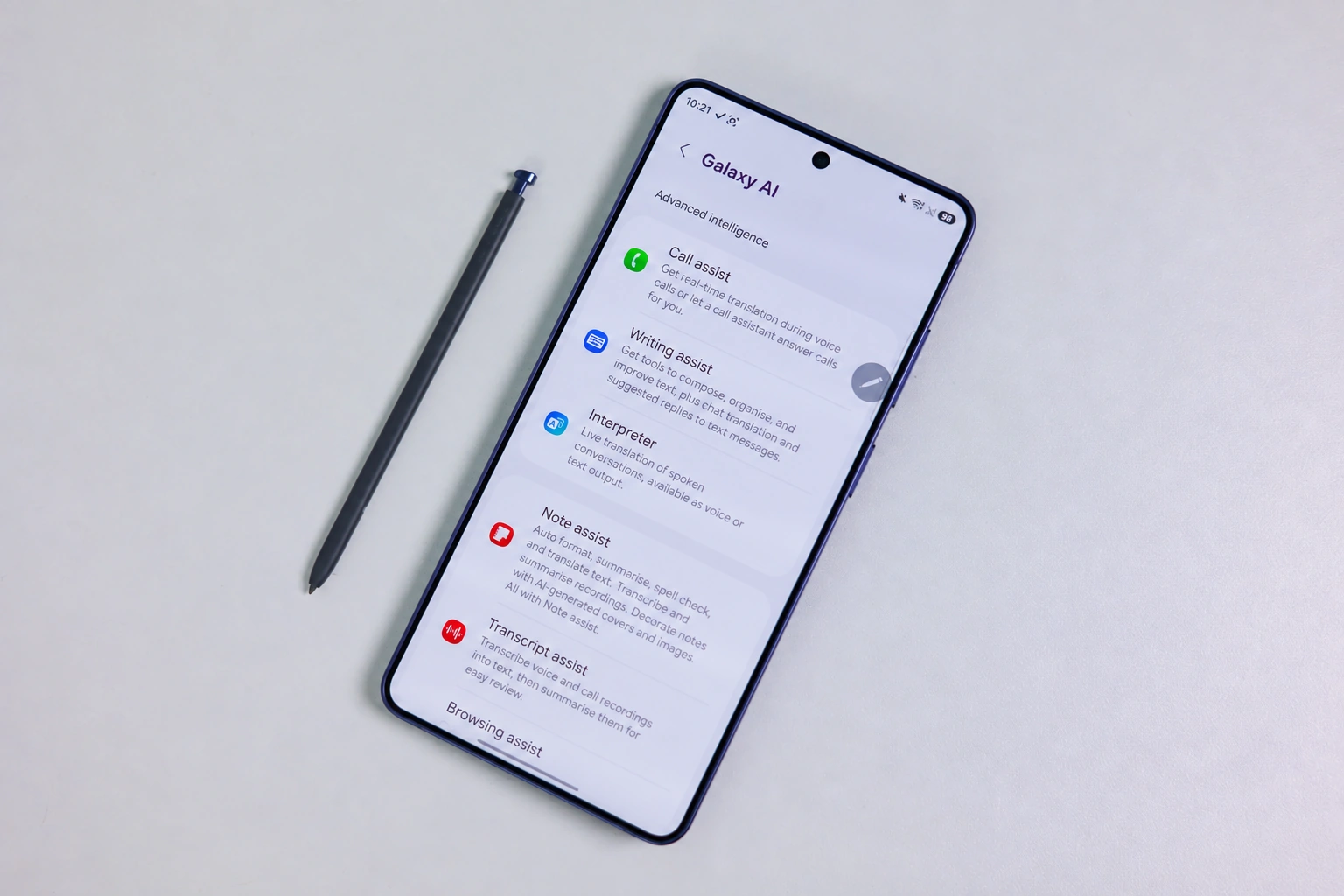 صفحه تنظیمات Galaxy AI سامسونگ شامل Call Assist، Writing Assist، Interpreter و Note Assist
