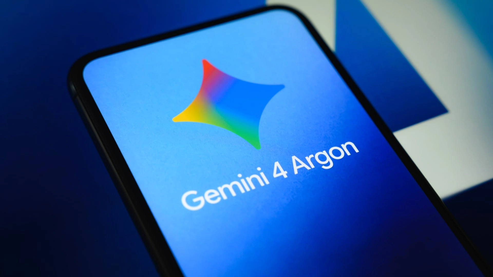 نمایش Gemini 4 Argon و لوگوی Gemini روی صفحه گوشی